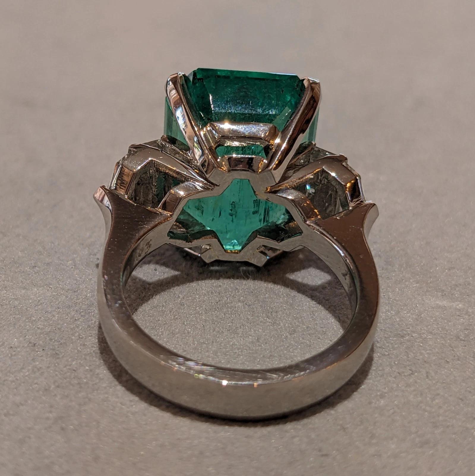 GIA 12.49 ct Colombian Emerald and Diamond Ring in Platinum Pour femmes en vente