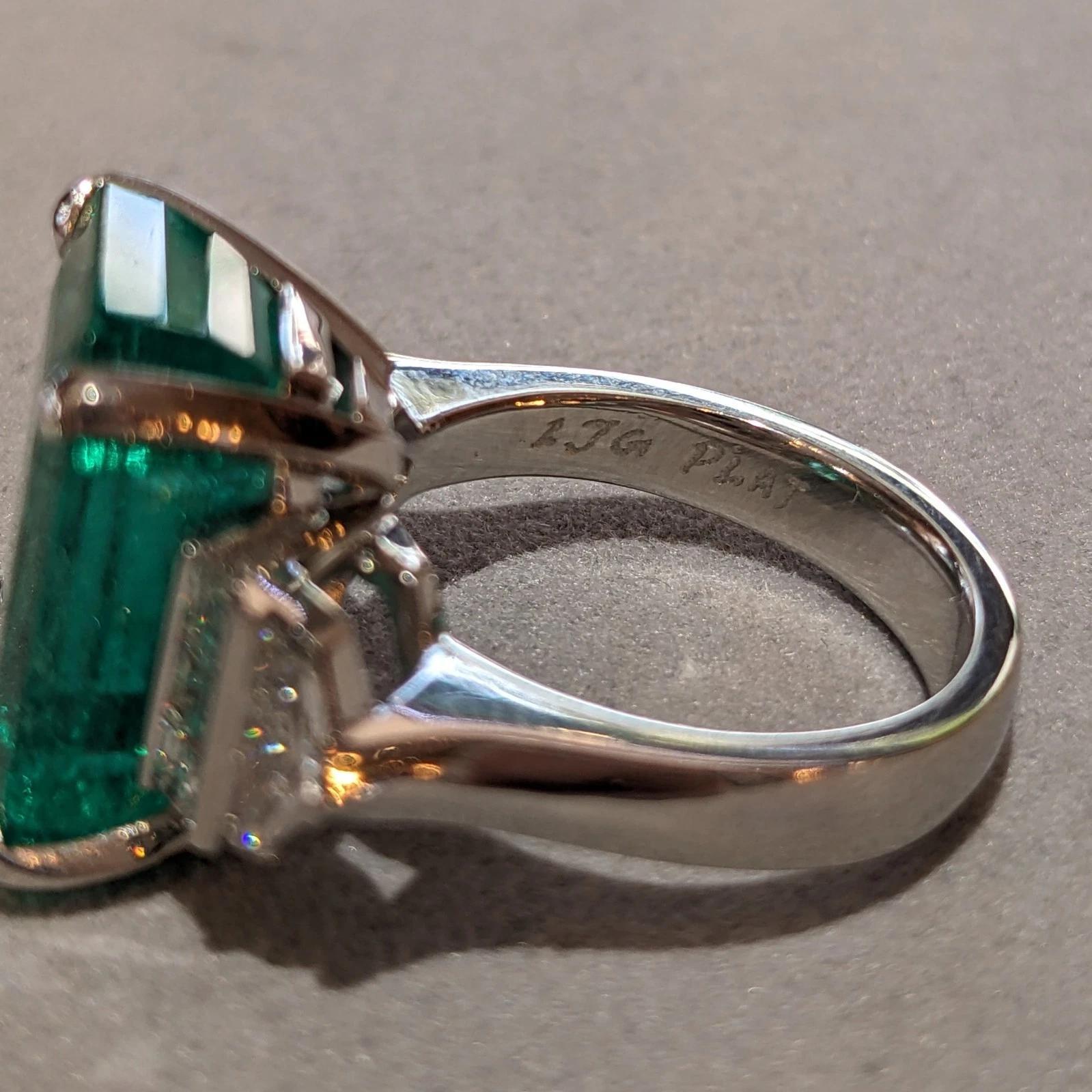 GIA 12.49 ct Colombian Emerald and Diamond Ring in Platinum en vente 2