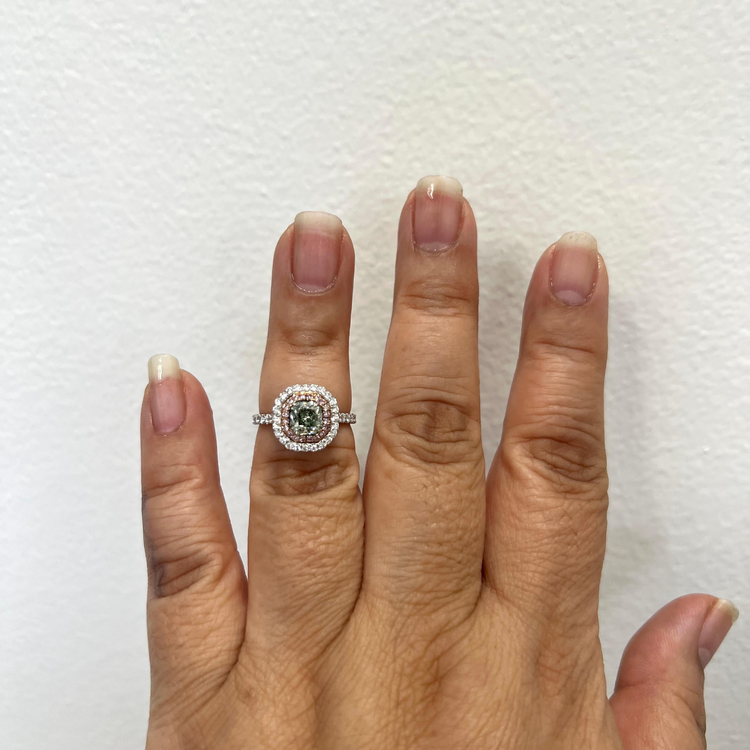 Wunderschöner 1,25-karätiger, gelblich-grüner Diamant mit weißen und rosafarbenen Diamanten von guter Qualität.  Handgefertigt aus 18 Karat Roségold und Platin.  Ringgröße 6,25.  Wird mit einem GIA-Zertifikat geliefert.