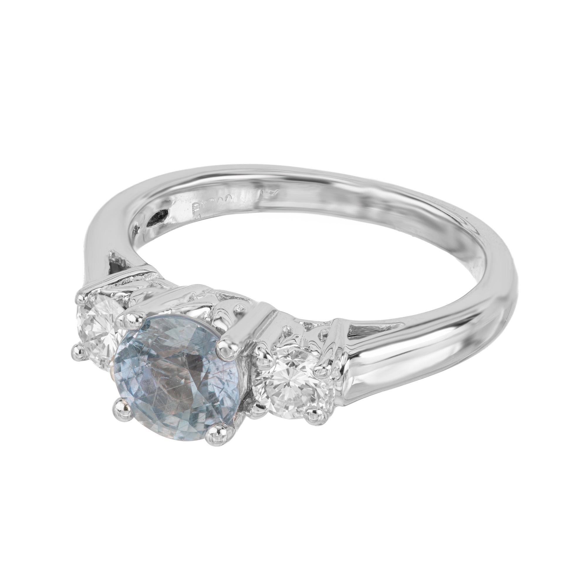 Un capolavoro di raffinatezza e fascino senza tempo. Anello di fidanzamento con zaffiro e diamante di colore azzurro ben tagliato. Certificato dal GIA, uno zaffiro blu da 1,26 carati cattura lo sguardo con il suo colore profondo e ipnotico,