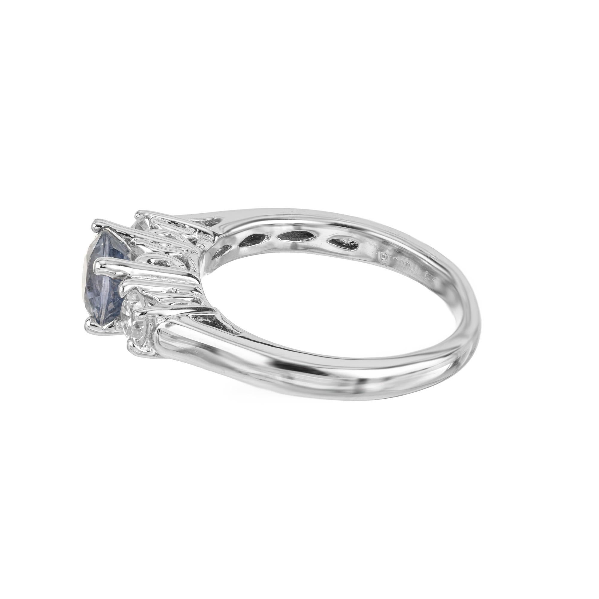 Taglio rotondo GIA 1,26 Zaffiro blu rotondo Diamante Anello di fidanzamento a tre pietre in platino in vendita