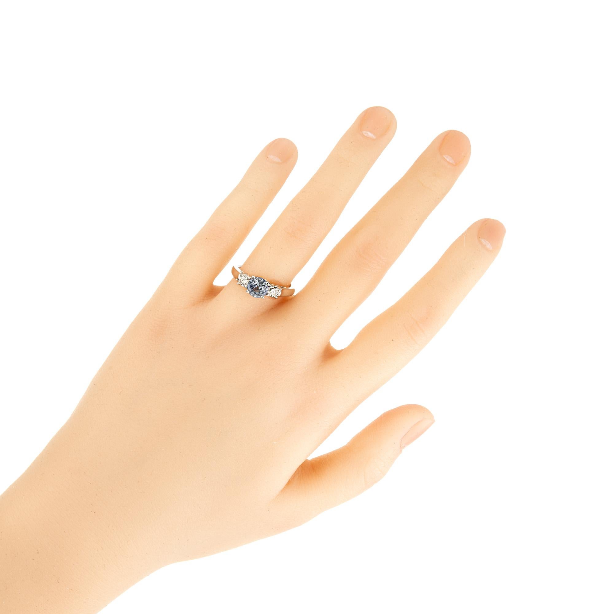 GIA 1,26 Zaffiro blu rotondo Diamante Anello di fidanzamento a tre pietre in platino in vendita 3