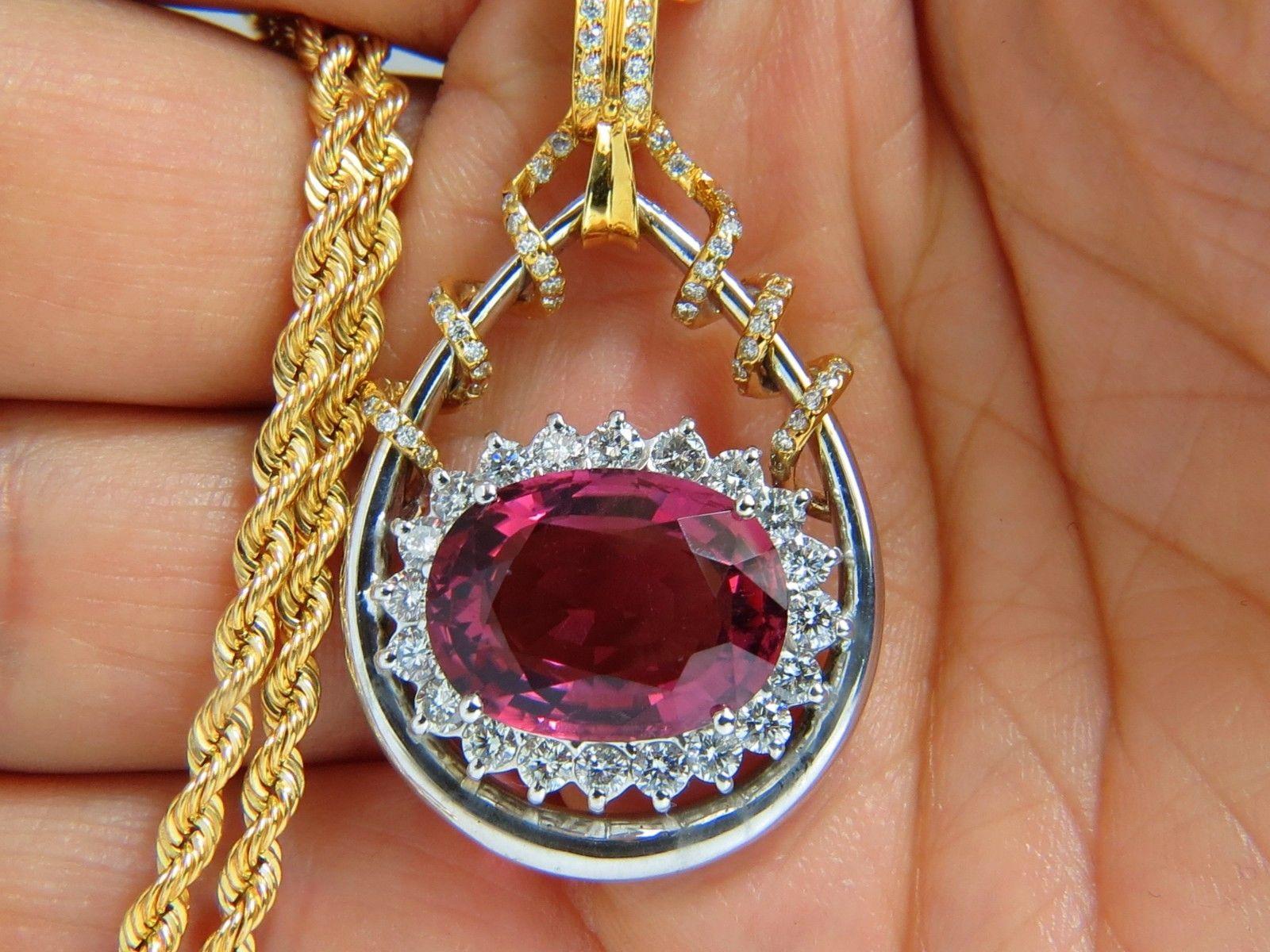 10.82ct. Rubellite naturale e 1,80ct. Ciondolo con diamanti.

Design a vortice 3D e rubellite montata all'interno di un'aureola a grappolo.

 Certificato GIA:

#2145321962

Rosa violaceo

Taglio ovale brillante

Eccellente saturazione e