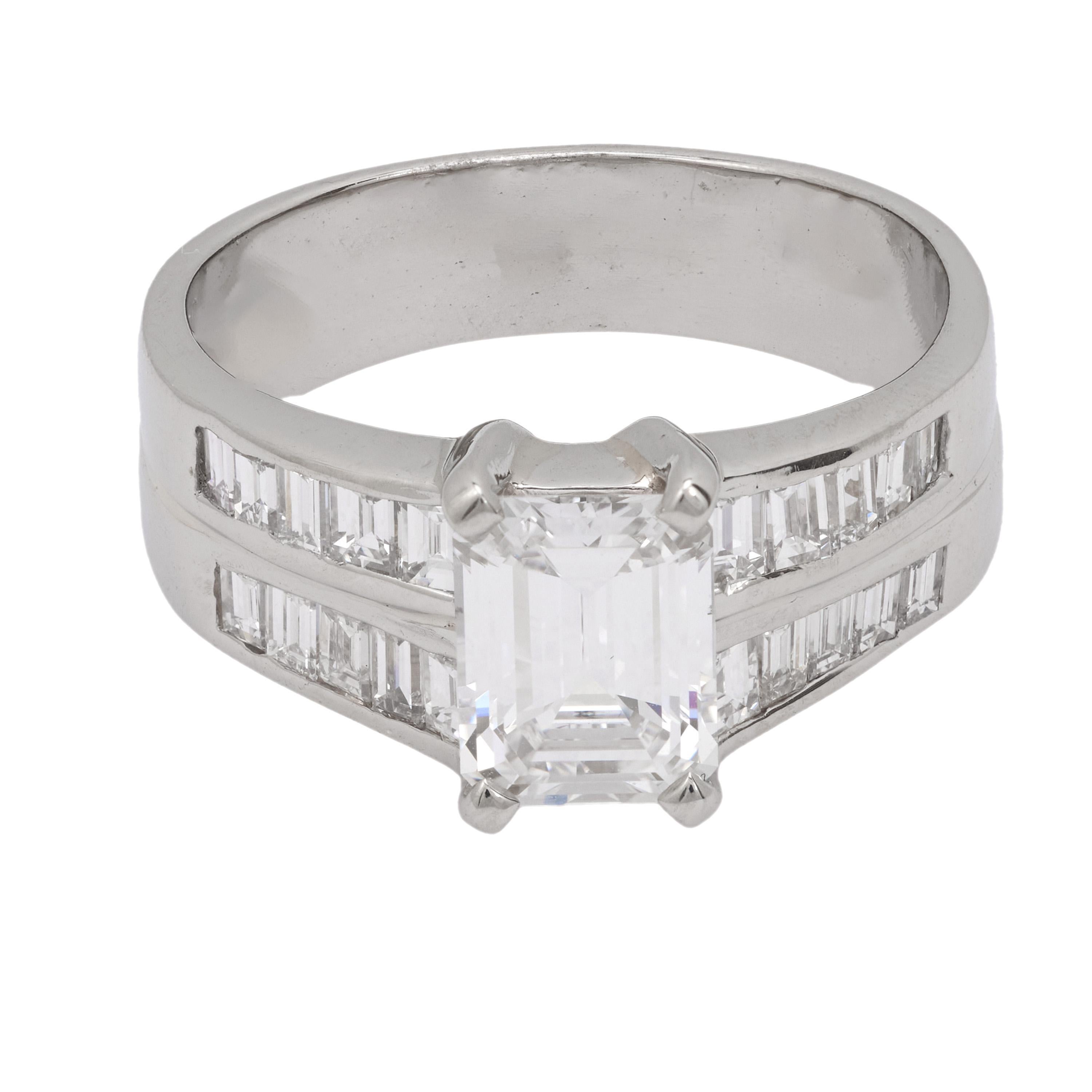 Moderno GIA Anello di fidanzamento in platino con diamante taglio smeraldo da 1.27 carati in vendita