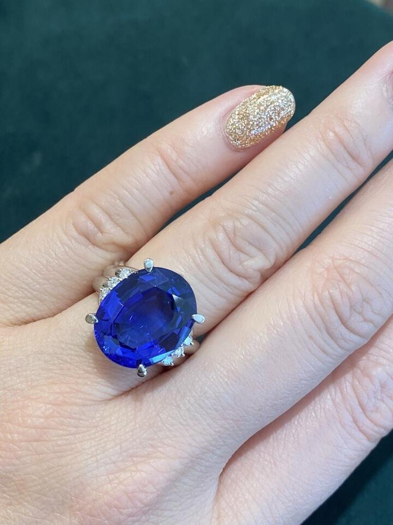 GIA 12.80 carats Oval Tanzanite & Diamond Cocktail Ring in Platinum For Sale 5