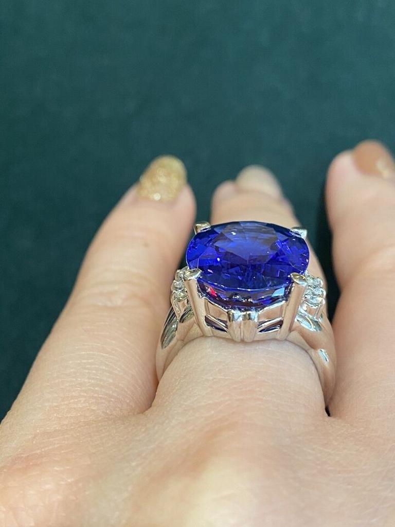 GIA 12.80 carats Oval Tanzanite & Diamond Cocktail Ring in Platinum For Sale 4