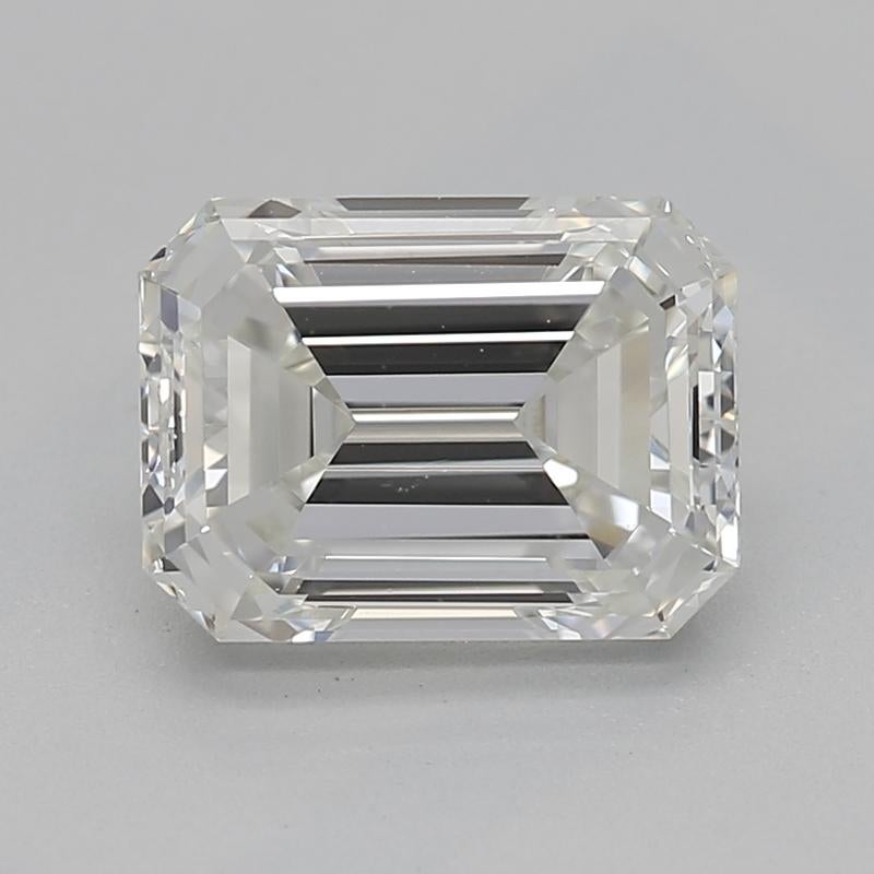 Ti presentiamo uno splendido anello con diamante che mette in mostra un incantevole pezzo centrale: un diamante smeraldo certificato GIA del peso di 1,29 con uno squisito valore I e VS1. L'incastonatura a cattedrale eleva con eleganza il diamante,