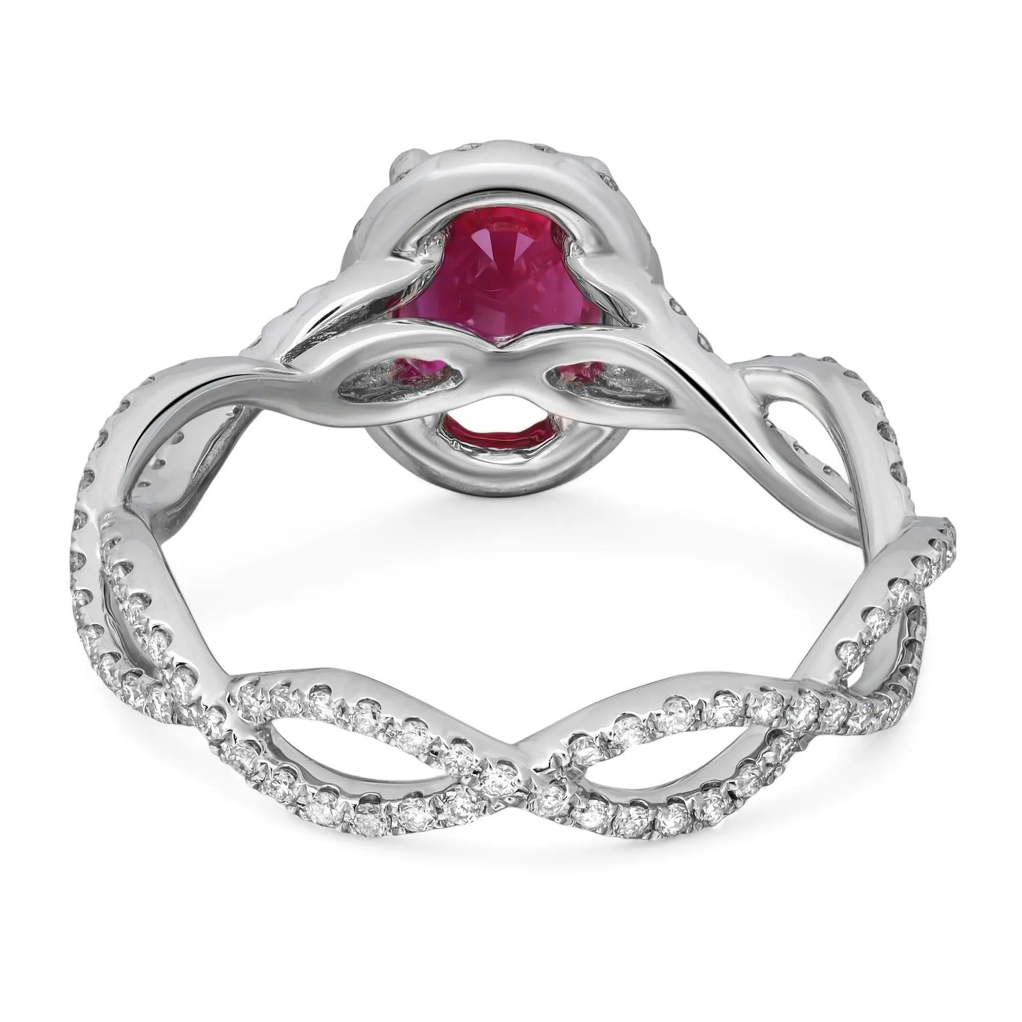 Este lujoso anillo de compromiso tiene como piedra central un rubí birmano de talla oval certificada por el GIA, engastado con un halo de diamantes naturales de talla redonda. Fabricada en lustroso oro blanco de 18 quilates. Peso total del rubí: