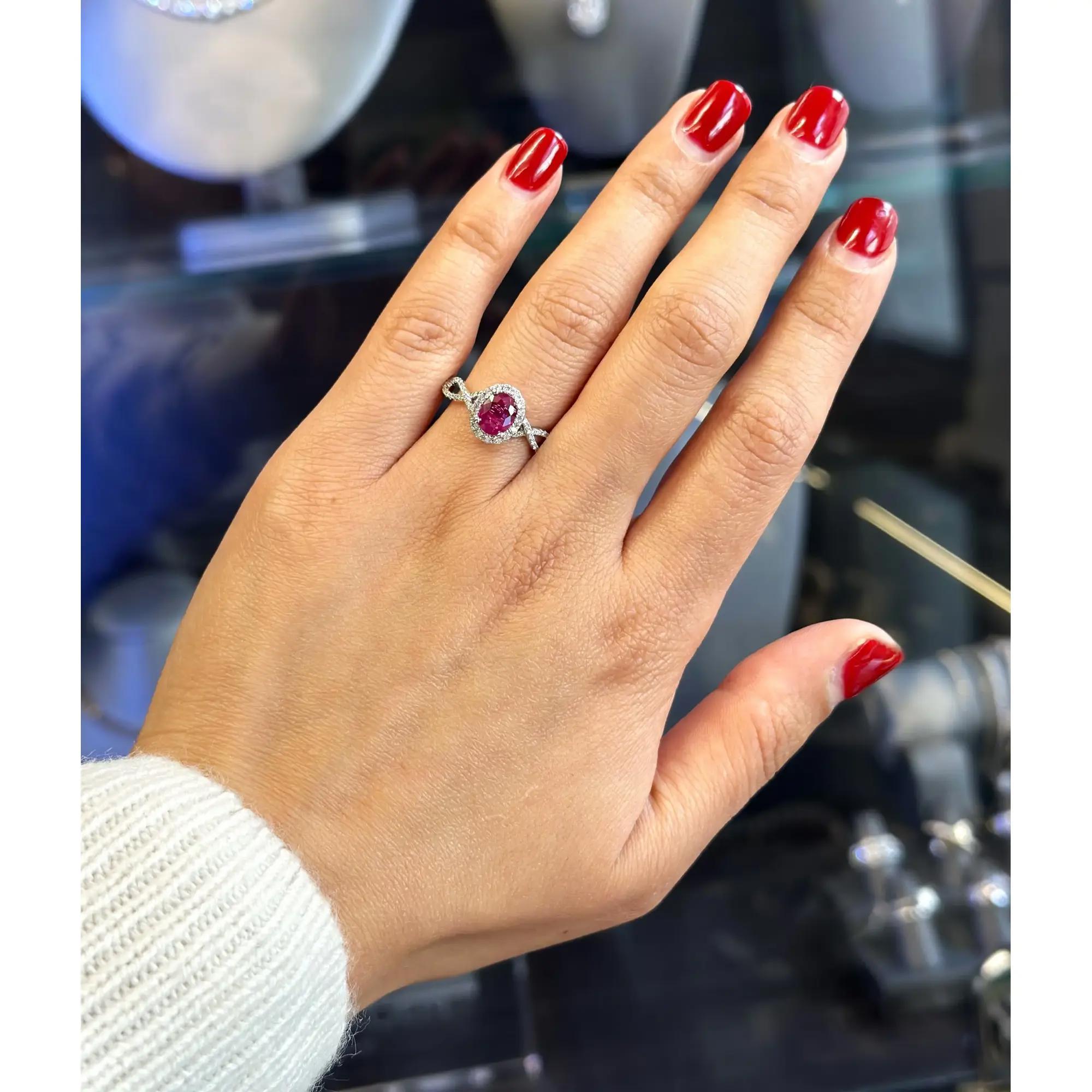 GIA Anillo de compromiso de oro blanco de 18 quilates con halo de rubíes y diamantes de 1,29 qts en Nuevo estado para la venta en New York, NY