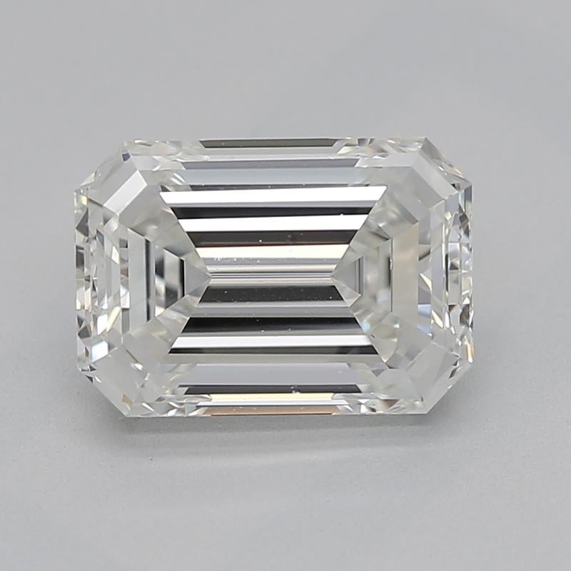 Eleva la tua collezione con questo squisito anello con diamante che presenta un'affascinante pietra centrale smeraldo H VS2 1.2, saldamente incastonata in una sofisticata montatura a quattro punte. La fascia dal design elegante, realizzata in