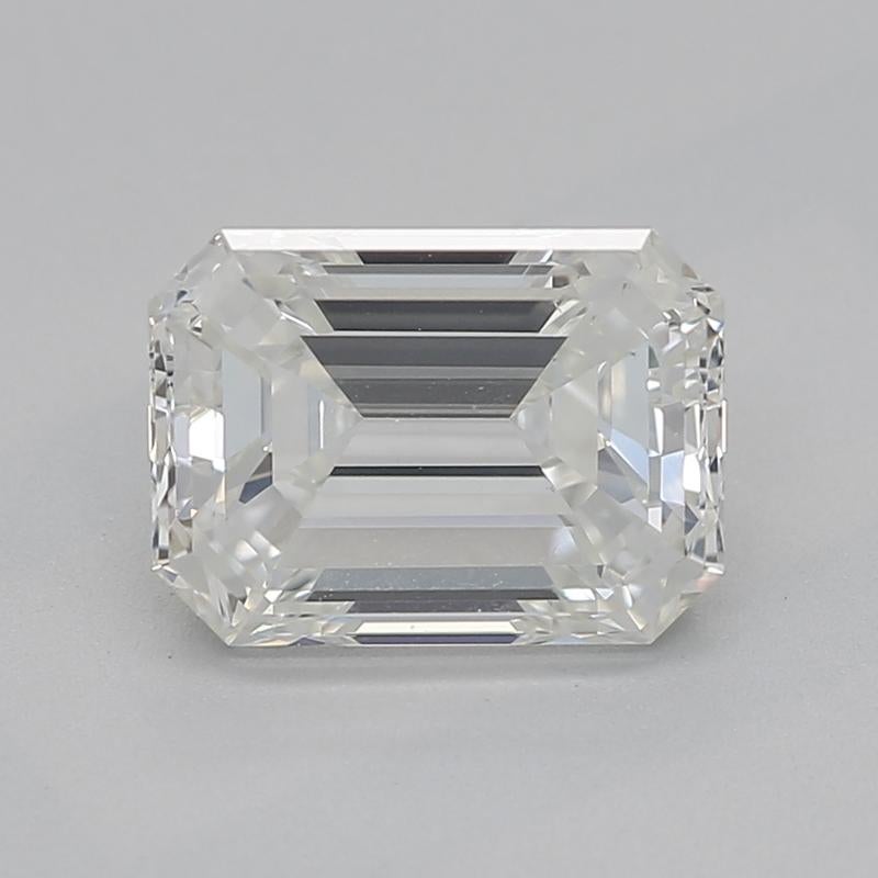 Eleva la tua collezione con questo squisito anello con diamante che presenta un'affascinante pietra centrale smeraldo I SI1 1,2, saldamente incastonata in una sofisticata montatura a quattro punte. La fascia dal design elegante, realizzata in