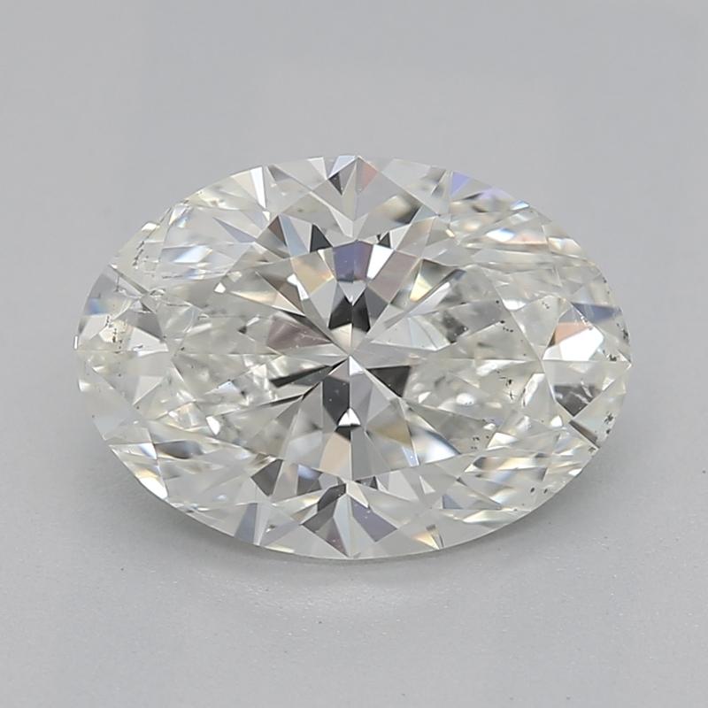 Realizzato a mano a New York, questo straordinario anello con diamante presenta un diamante ovale centrale certificato GIA del peso di 1,2 , con un valore di I e SI1. L'artigianato è a dir poco eccezionale, evidenziato da un design in stile antico