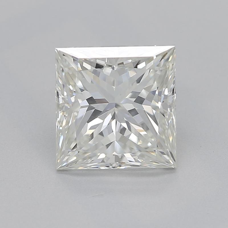 Questo squisito anello di diamanti, che emana eleganza e fascino, è caratterizzato da un diamante princess del peso di 1,2, classificato J e VS2. Il design si distingue per l'opulenta fascia in platino, che presenta un sofisticato gambo diviso e un