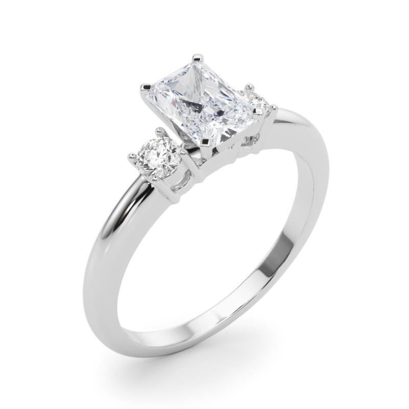 Donna GIA 1.2ct Radiante a 3 pietre Passato, presente e futuro  Anello con diamante in vendita