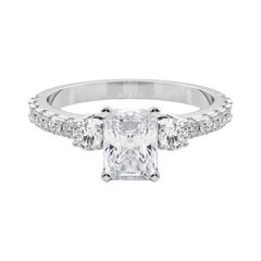 GIA 1,2ct Radiante a tre pietre con gambo di diamante Anello di diamanti in oro bianco 18 carati