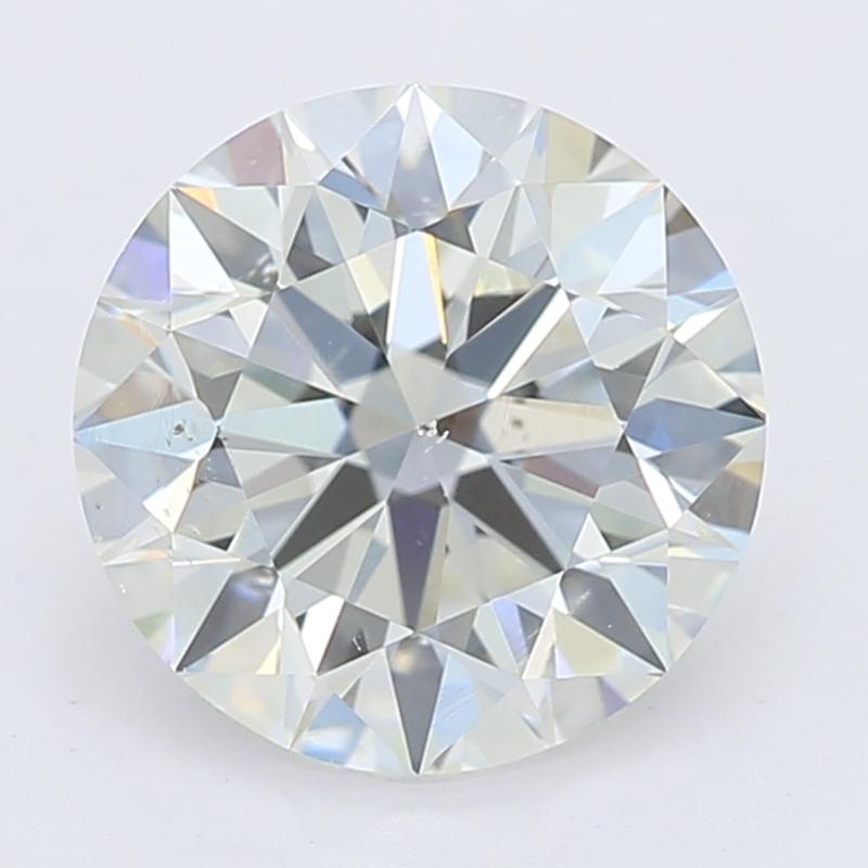 Realizzato con un occhio di riguardo per i dettagli, questo squisito anello con diamante presenta un magnifico diamante rotondo incastonato con un peso notevole di 1.2. La splendida gradazione H e SI1 della pietra centrale assicura uno scintillio