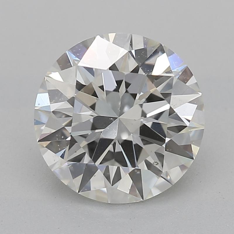 Dal design elegante, questo splendido anello con diamante affascina per le sue caratteristiche notevoli. Al centro di questo gioiello si trova un diamante rotondo mozzafiato I SI1 1.2, saldamente incastonato in una montatura a griffe in rilievo che