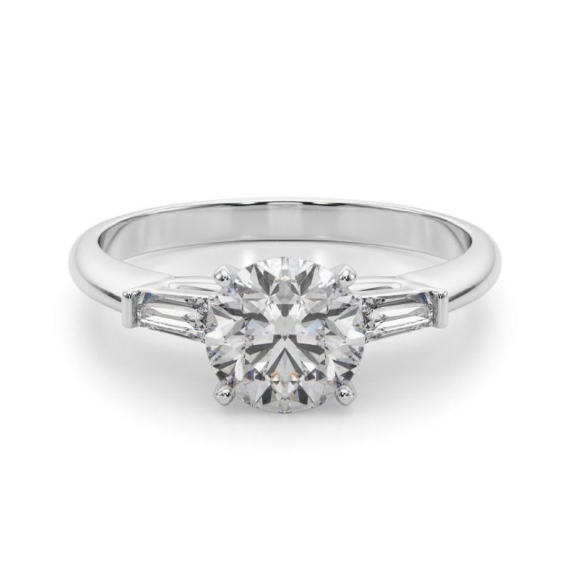 GIA 1,2ct Anello con diamante rotondo a tre pietre e baguette affusolata in oro bianco 18 carati In condizioni Nuovo in vendita a New York, NY