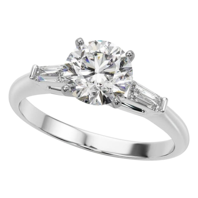 GIA 1,2ct Anello con diamante rotondo a tre pietre e baguette affusolata in oro bianco 18 carati in vendita