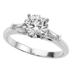 GIA 1,2ct Anello con diamante rotondo a tre pietre e baguette affusolata in oro bianco 18 carati