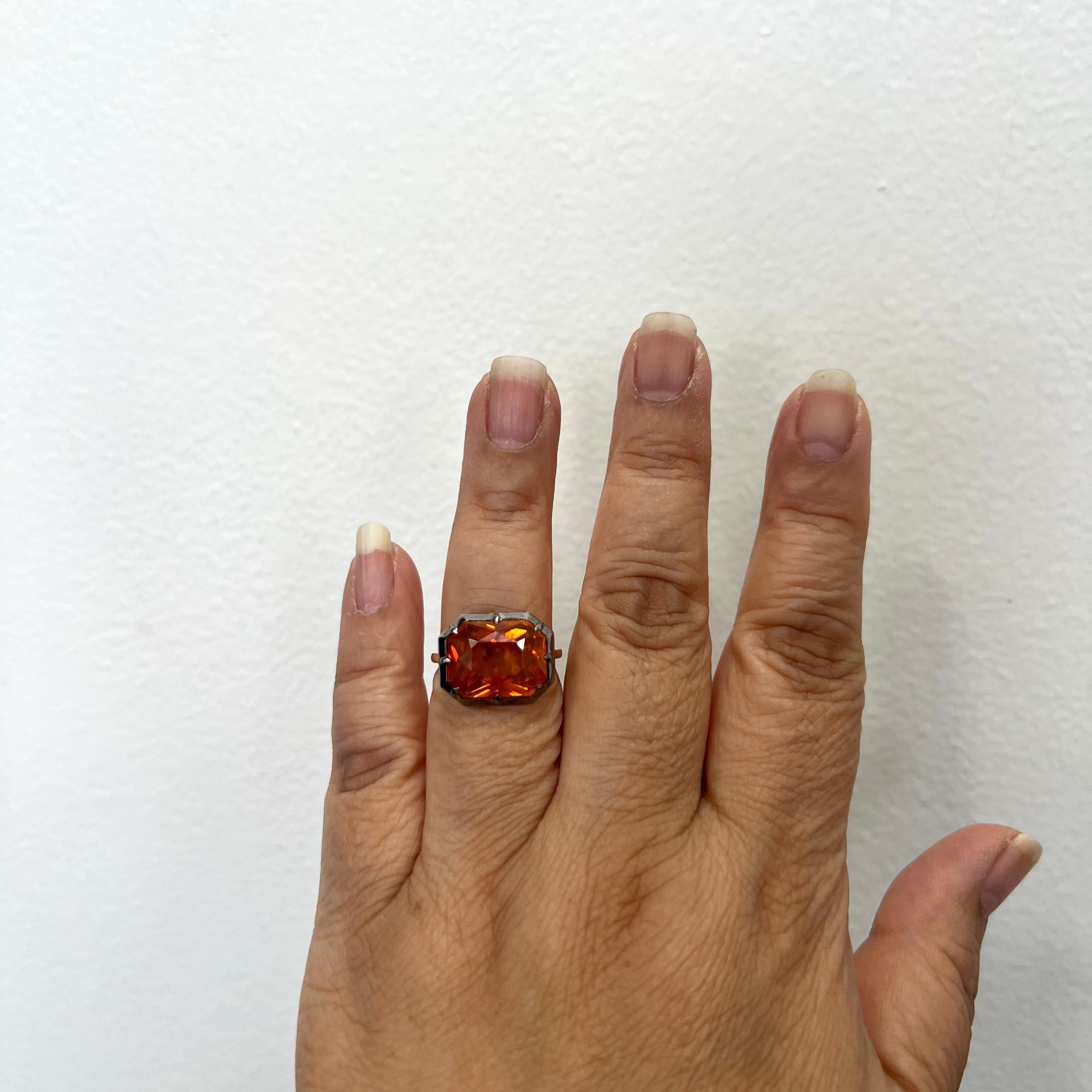 Wunderschönes 13,04 ct. orangefarbener Saphir-Achteck.  Handgefertigt aus 18k Gelbgold und schwarzem Rhodium.  Ring Größe 6,5.  Wird mit GIA-Zertifikat geliefert.
