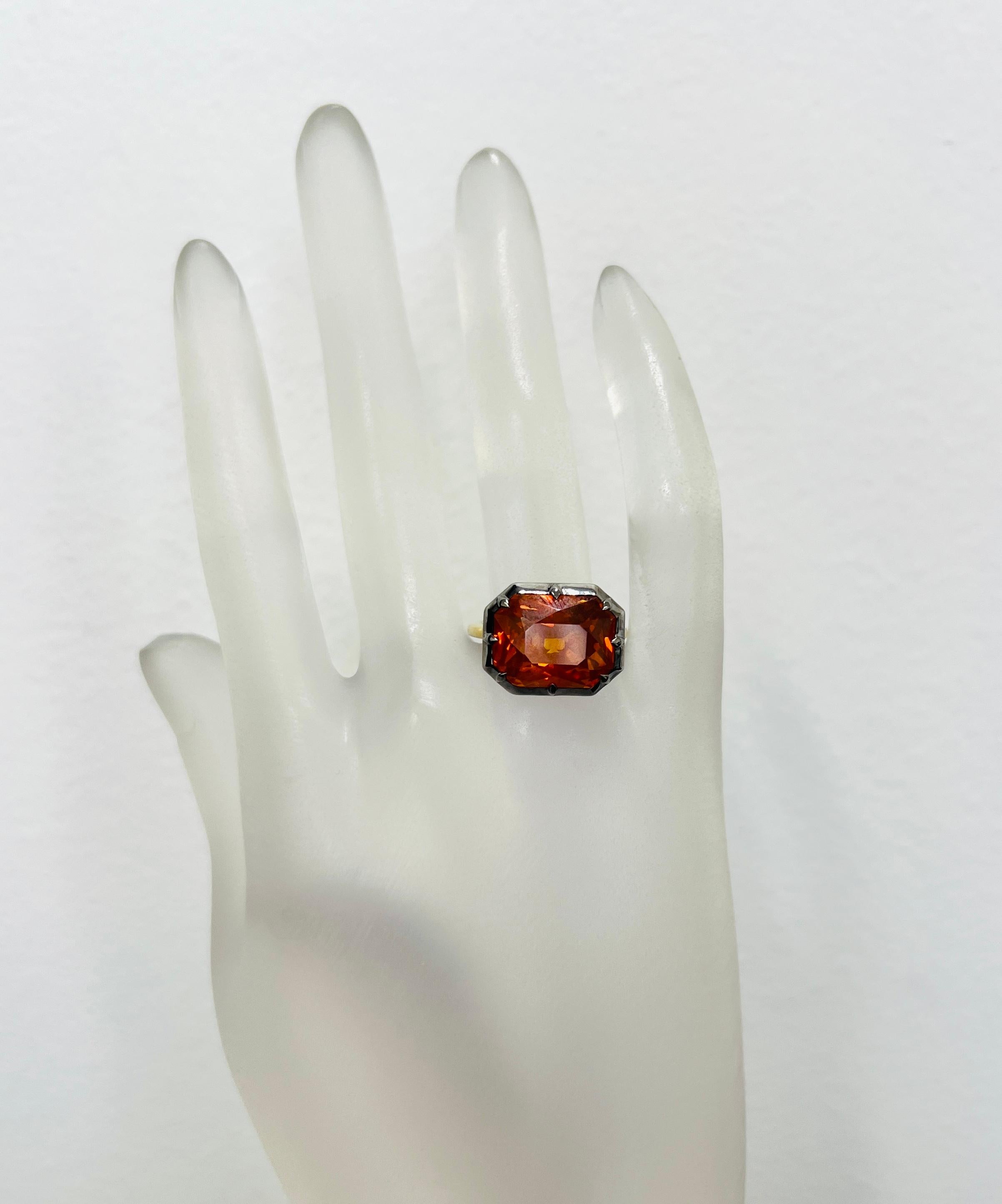 GIA 13 Karat Achteckiger Ring mit orangefarbenem Saphir aus 18 Karat Gold und schwarzem Rhodium (Achteckschliff) im Angebot