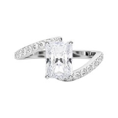 GIA 1,3 quilates Anillo de diamantes de oro blanco de 18 quilates con pavé de derivación curvada radiante