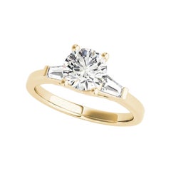 GIA 1.3 Carat Round
Fancy Baguette Three-Stone 18K Yellow Gold Diamond Ring (Bague à trois pierres en or jaune 18K)