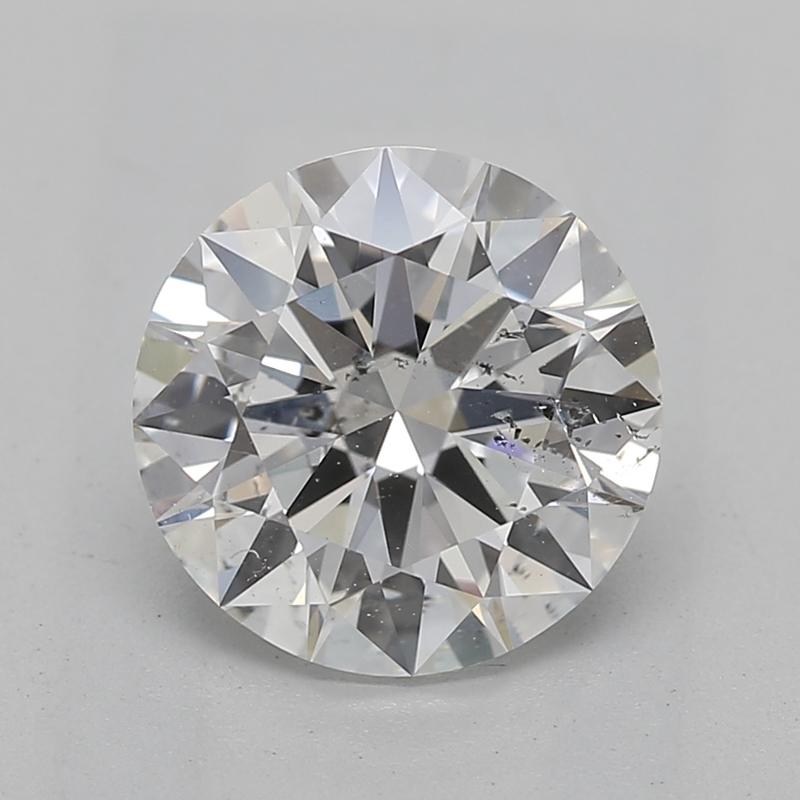 Descubre un impresionante anillo de diamantes con un cautivador diamante redondo de un extraordinario peso de 1,3, graduado F y SI2. Esta exquisita pieza está elaborada en lujoso oro blanco, combinando la elegancia moderna con el refinamiento