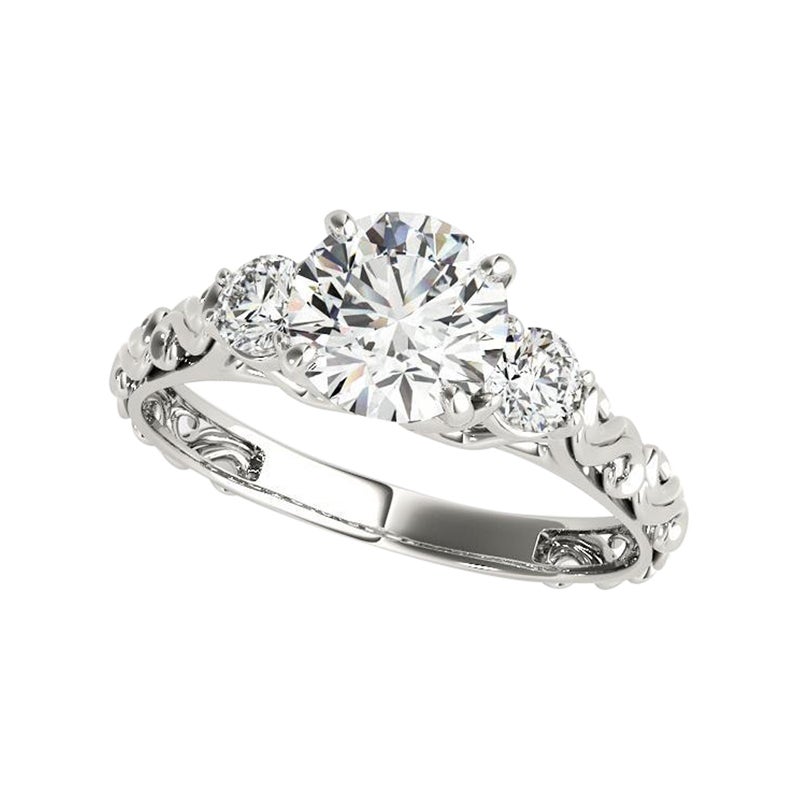 GIA 1.3 Carat Round Three-Stone Tiered Vintage 18K White Gold Diamond Ring (Bague à trois pierres en or blanc 18K)