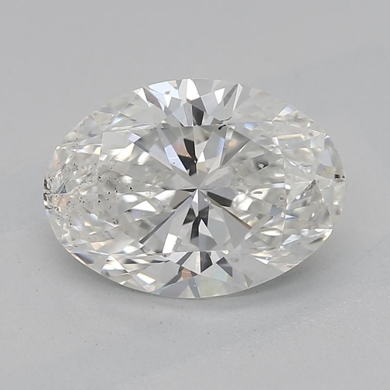 Realizzato a mano a New York, questo squisito anello con diamante presenta un magnifico centro con un diamante ovale del peso di 1,30, classificato G e SI2. Lo squisito gioco di luci sulle sfaccettature del diamante crea un'incantevole brillantezza,