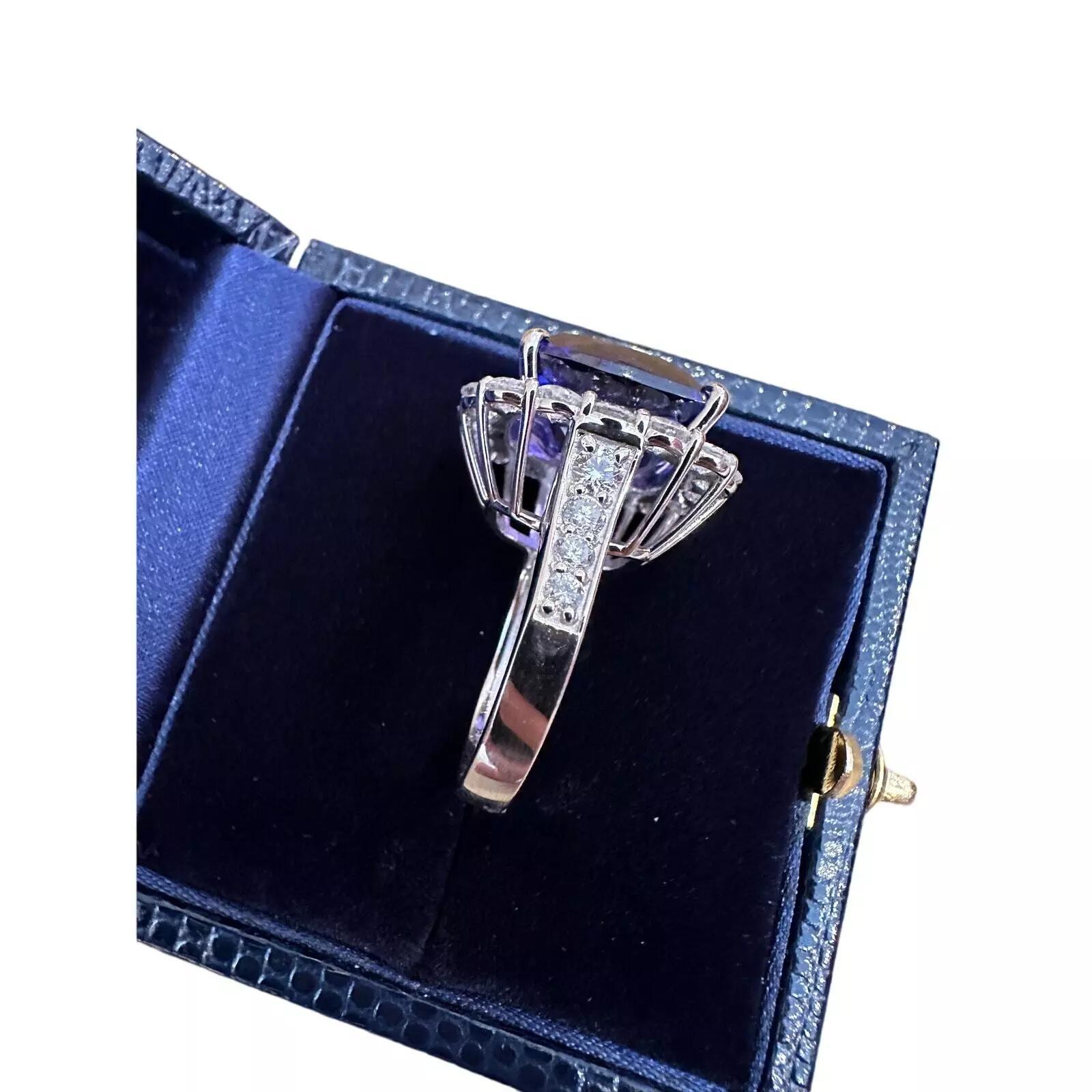 GIA 13.07cts Tanzanite dans un halo de diamants Bague en platine en vente 5