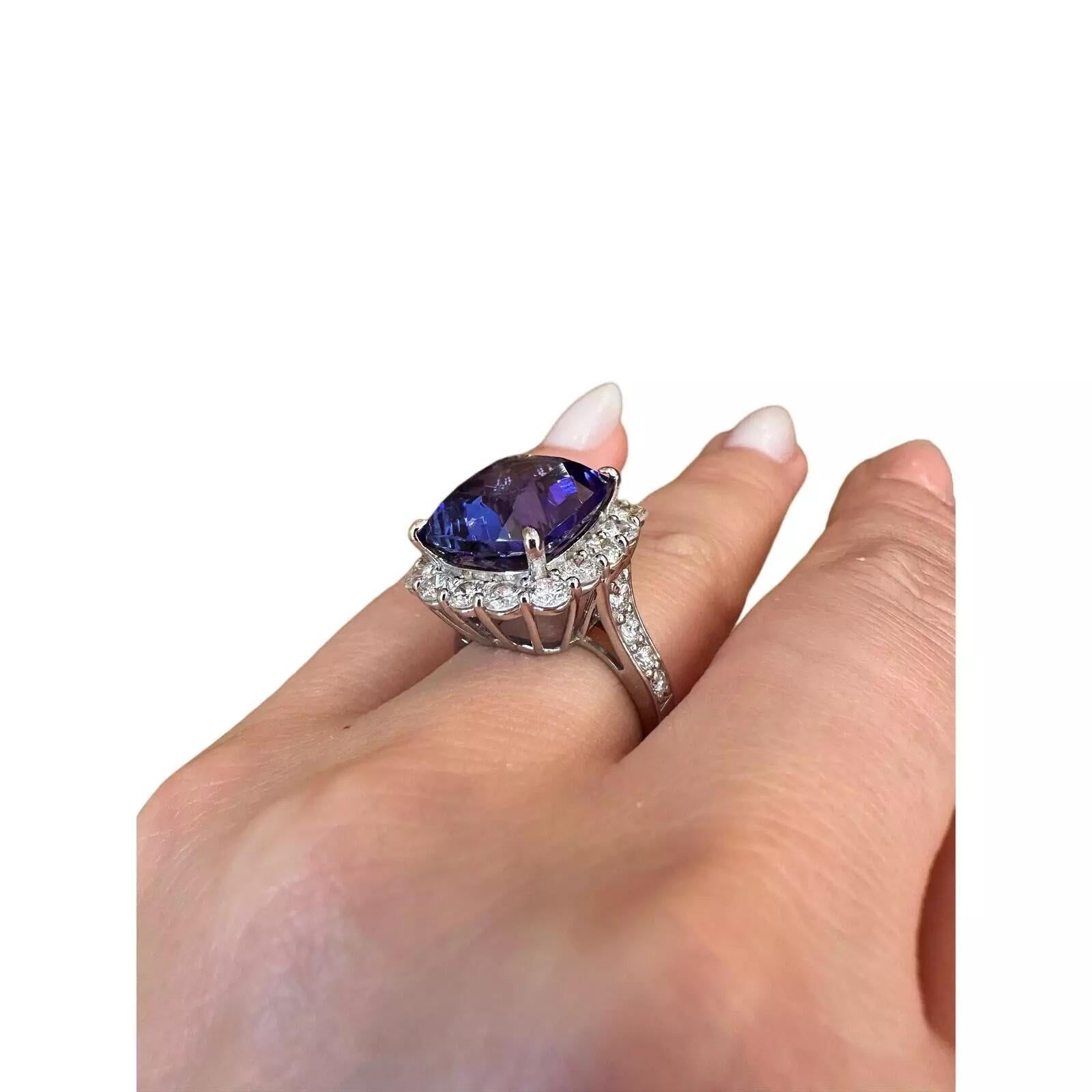 GIA 13.07cts Tanzanite dans un halo de diamants Bague en platine en vente 6