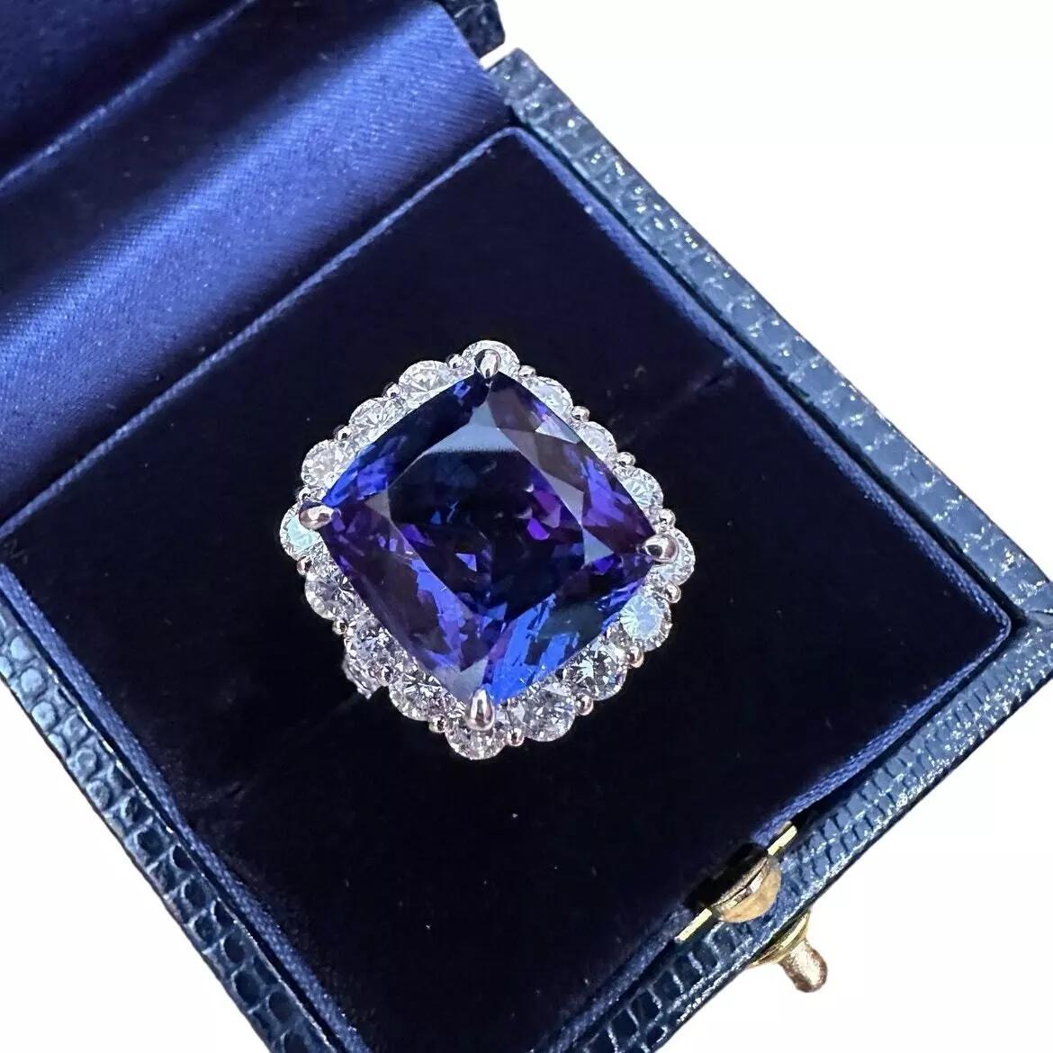 GIA 13.07cts Tanzanite dans un halo de diamants Bague en platine Excellent état - En vente à La Jolla, CA