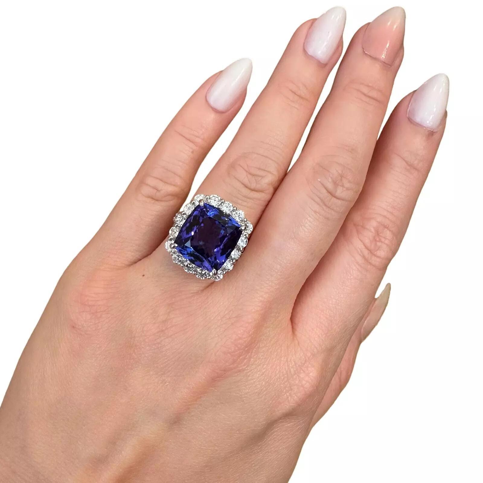 GIA 13.07cts Tanzanite dans un halo de diamants Bague en platine Pour femmes en vente