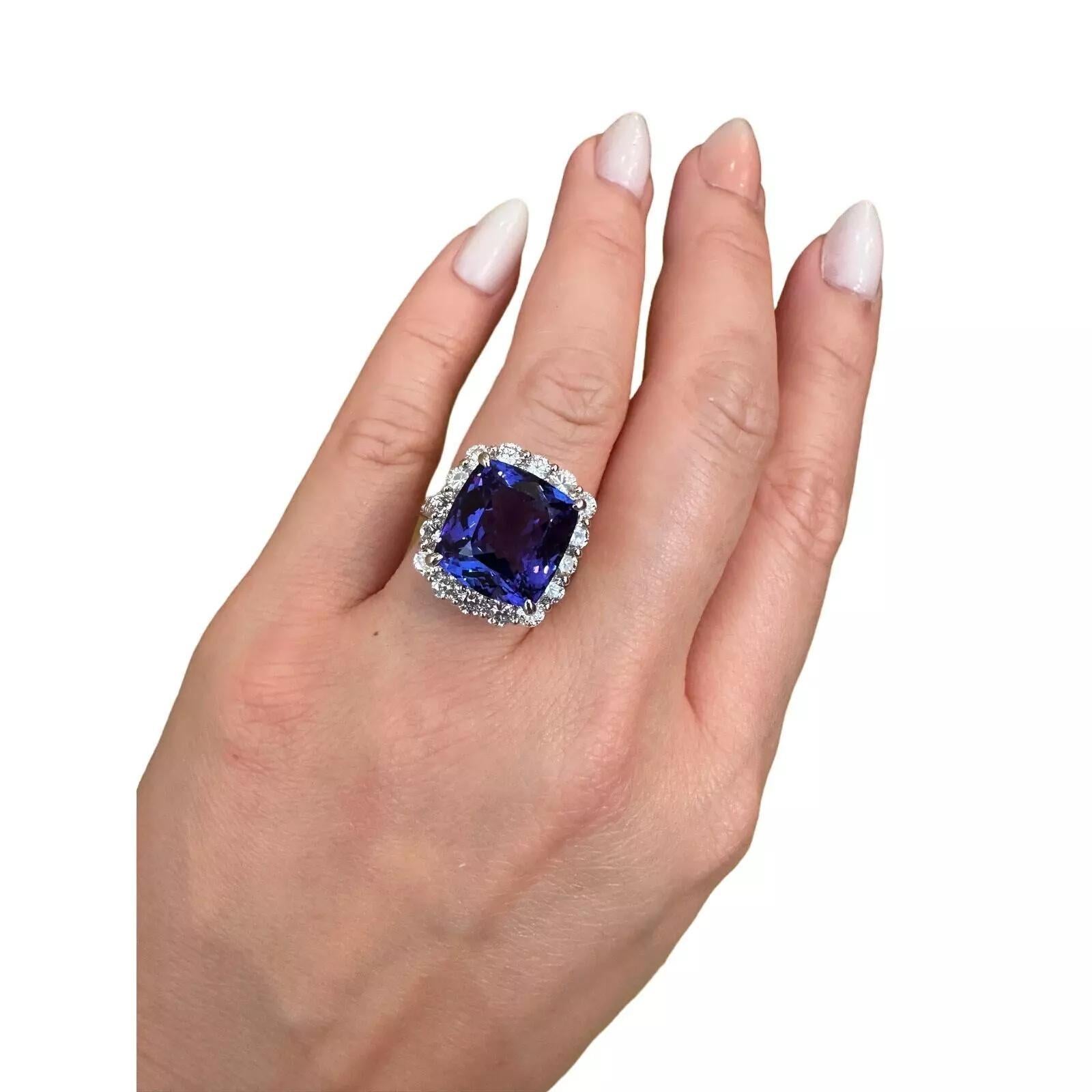 GIA 13.07cts Tanzanite dans un halo de diamants Bague en platine en vente 2