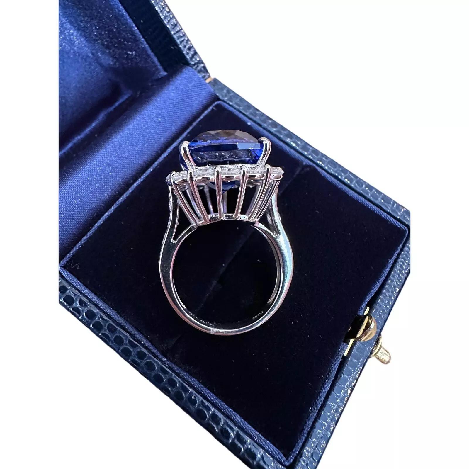 GIA 13.07cts Tanzanite dans un halo de diamants Bague en platine en vente 4