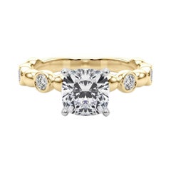 GIA 1,30 ct Pietra laterale a cuscino Anello solitario in oro giallo con castone