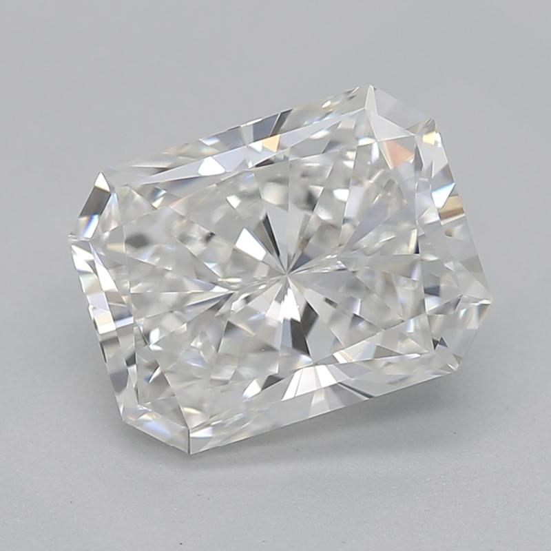Cette magnifique bague est ornée d'une pierre centrale rayonnante d'un poids impressionnant de 1,30 et d'une pureté irréprochable de G et VS2. Cette pièce exquise est fabriquée de manière experte en platine, offrant un éclat chaud et radieux qui