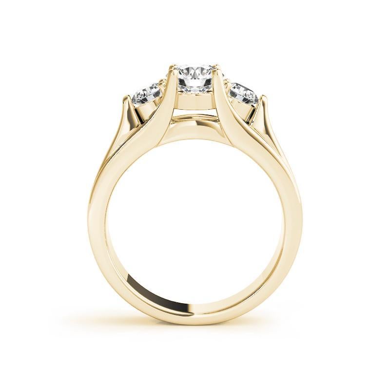 GIA Anello con diamante rotondo a 3 pietre smussate in oro giallo 18 carati Cathedral 1.30ct In condizioni Nuovo in vendita a New York, NY