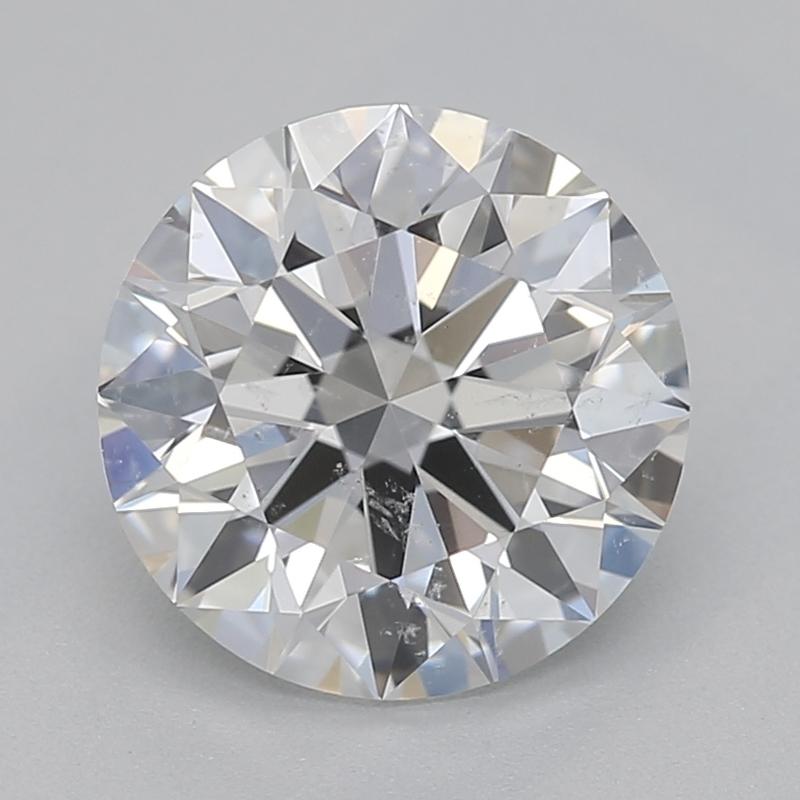 Prova l'epitome dell'eleganza con questo anello con diamante radiante, che mette in mostra un magnifico diamante rotondo del peso di 1,30 , classificato E e SI2. Questo splendido pezzo presenta un'affascinante incastonatura a quattro punte,