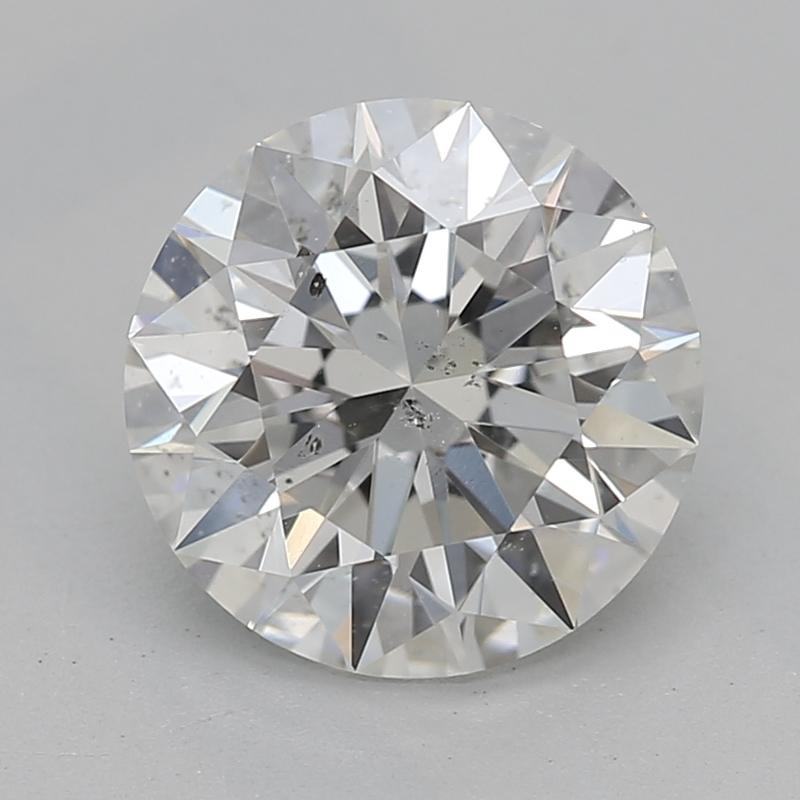 Realizzato a mano a New York, questo splendido anello con diamante mette in mostra un affascinante diamante rotondo del peso di 1,30 , sapientemente incastonato in un brillante oro bianco. La pietra centrale, classificata come G e SI2, mostra una
