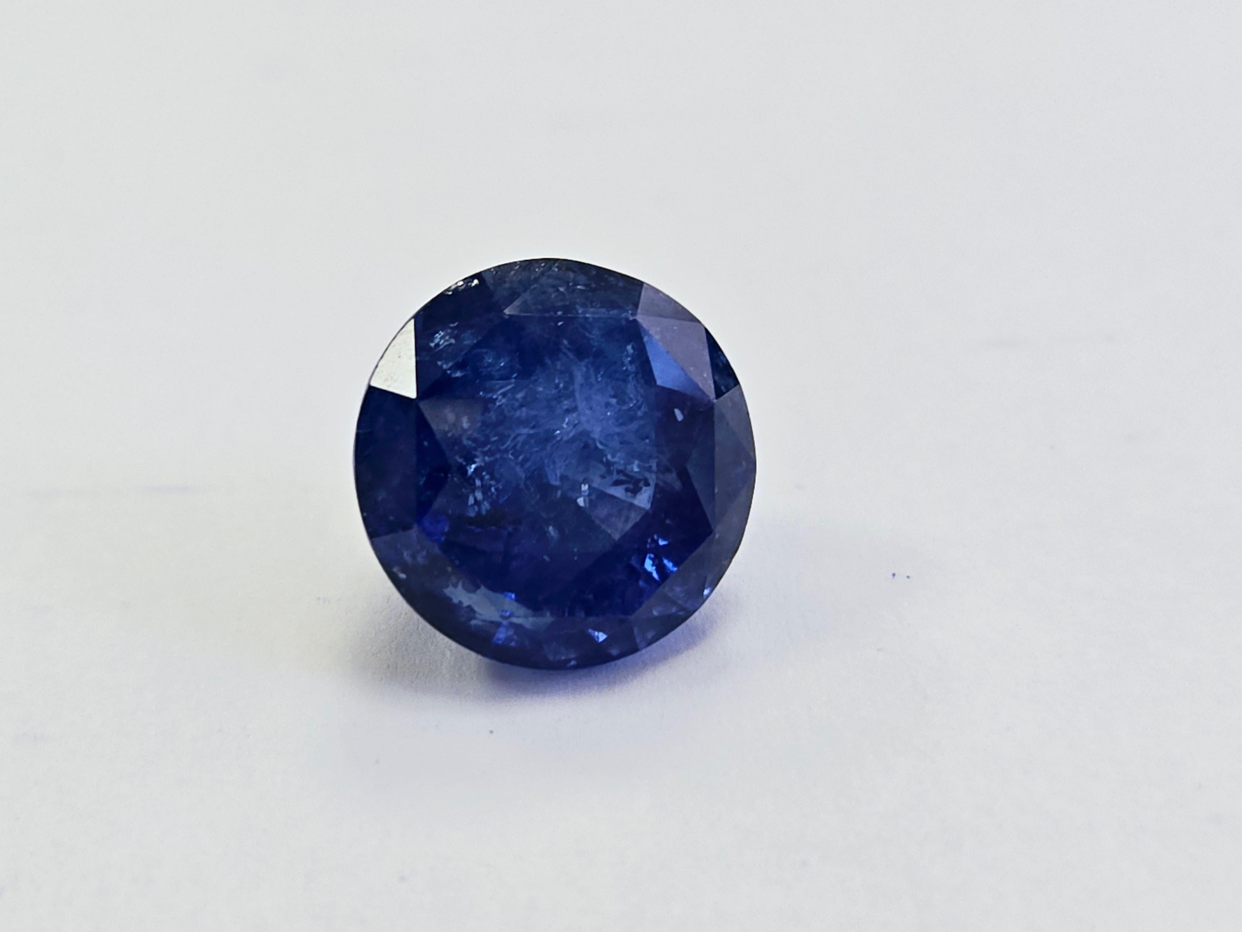 Atemberaubender 13.15-karätiger Natursaphir - runde Form, blau

Dieser exquisite 13.15-karätige natürliche Saphir ist ein wahrer Schatz für jeden Edelsteinliebhaber und Sammler. Mit seinem fesselnden blauen Farbton strahlt er Eleganz und Raffinesse