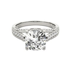 GIA 1,31ct Anello di diamanti a cuscino con nastro scorrevole e pavé in oro bianco cattedrale