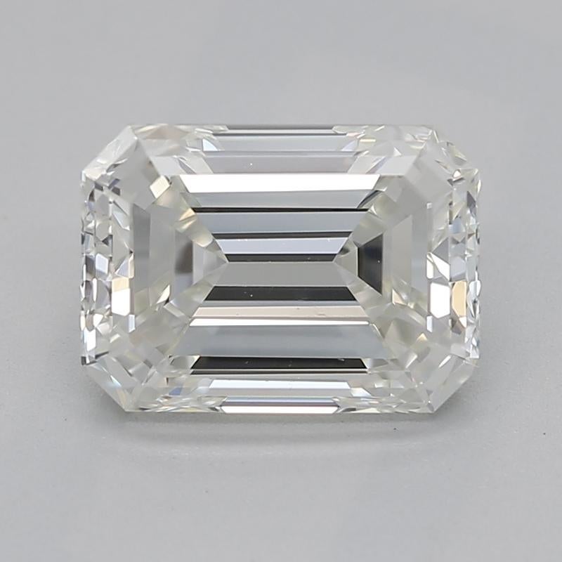 Wir präsentieren einen atemberaubenden Diamantring mit einem bezaubernden Herzstück - einem GIA-zertifizierten Smaragddiamanten mit einem Gewicht von 1,31 mit einem exquisiten J und VS1. Die Kathedralenfassung hebt den Diamanten elegant an und