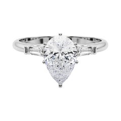 GIA 1.31ct Pear Three-Stone Tapered Baguette 18K White Gold Diamond Ring (bague à diamants en or blanc)