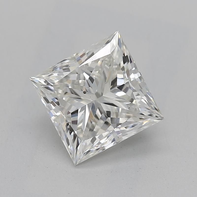 Eleva la tua collezione di gioielli con questo eccezionale anello con diamante che presenta uno splendido centro con un diamante princess del peso di 1.32. Con un delizioso I e SI1, questo anello irradia una straordinaria brillantezza. Il suo design