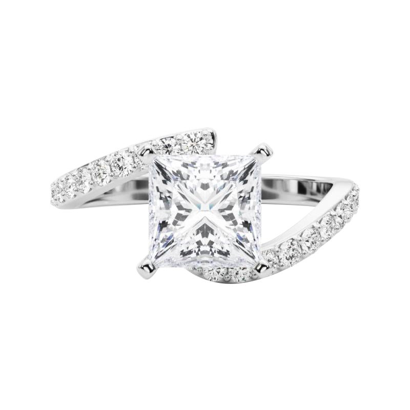 GIA 1.32 Carati Principessa Curvo Bypass Pave Shank  Anello con diamante in vendita