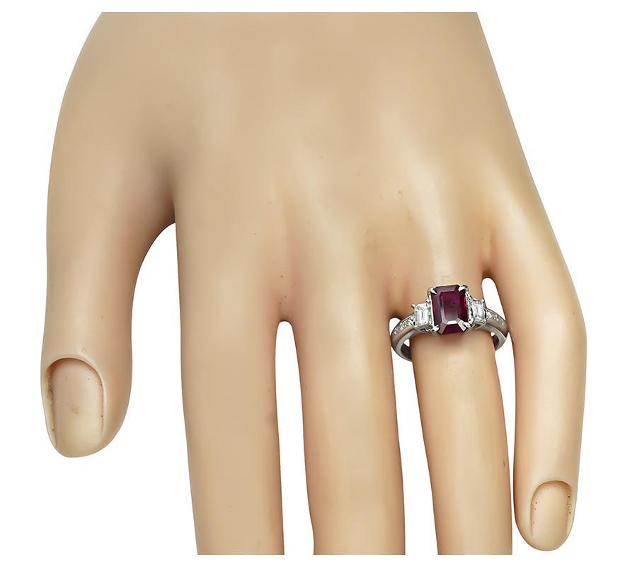 Este es un anillo de compromiso de platino increíble. El anillo está centrado con un precioso rubí de Birmania de talla esmeralda certificado por el GIA que pesa 1,32 ct. El rubí está acentuado por brillantes diamantes de talla esmeralda y redonda