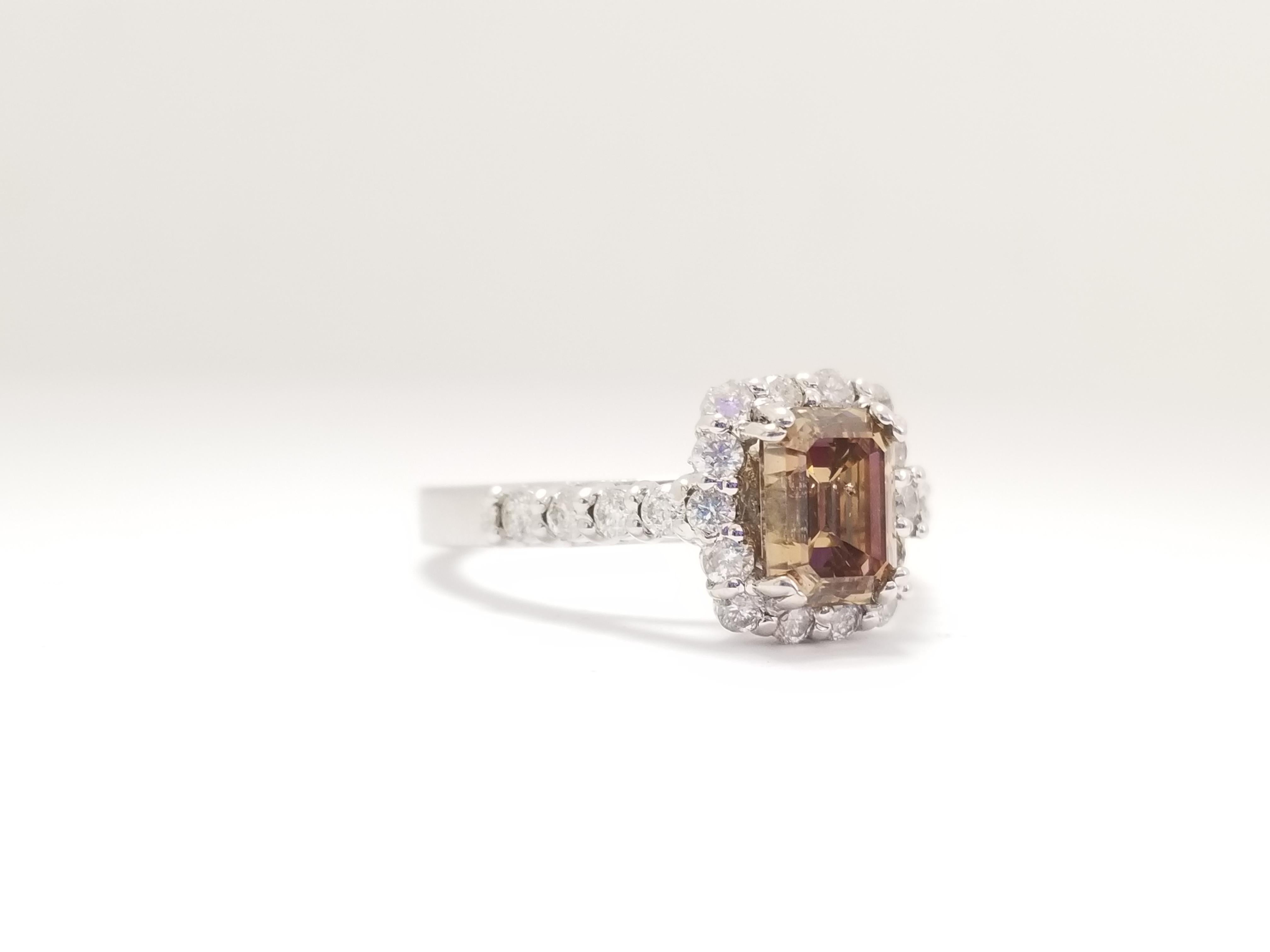 All Natural Fancy Yellow-Brown Emerald Cut Diamond Ring mit einem Gewicht von 1,33 Karat von GIA. Eleganz für jede Gelegenheit.
Ring Größe: 6.5
